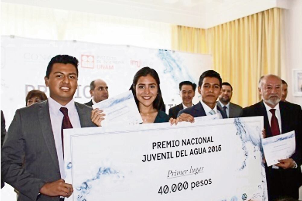 Gabriel Alejandro Trujillo, Eunice Yaneli Masegosa y Carlos Castellanos Domínguez, del CBTIS 165, de Coatepec, ganaron el premio por su proyecto (ESPECIAL)