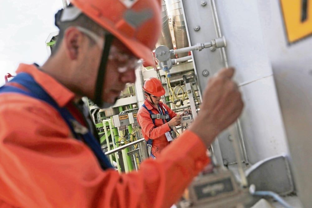 La problemática de Pemex, así como los bajos precios del petróleo son temas que preocupan para la economía, opinan analistas (ARCHIVO REUTERS)