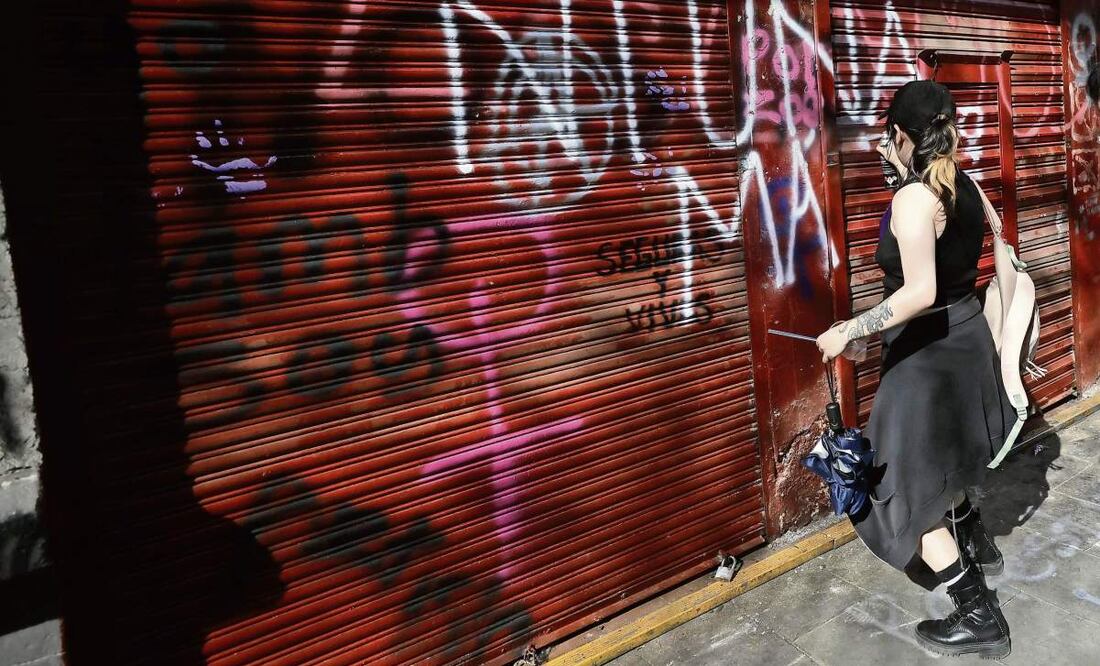 Los participantes en marchas en el Centro Histórico suelen afectar a los establecimientos, denuncian. (20/03/2025) Foto: Sáshenka Gutiérrez | Archivo EFE