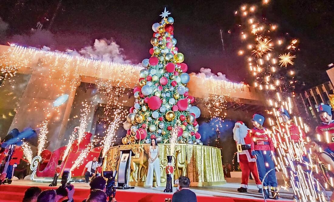 El árbol de Navidad se ubica en la explanada de la alcaldía Cuauhtémoc, además se instalaron un carrusel para el disfrute de los niños y un trineo gigante de Santa Claus. Foto: Jorge Medellín/El Universal