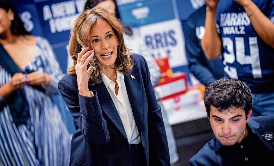 La candidata demócrata Kamala Harris acudió al banco de llamadas en la sede del Comité Nacional Demócrata en Washington, D.C., el día de las elecciones. Foto: Andrew Harnik GETTY IMAGES / AFP