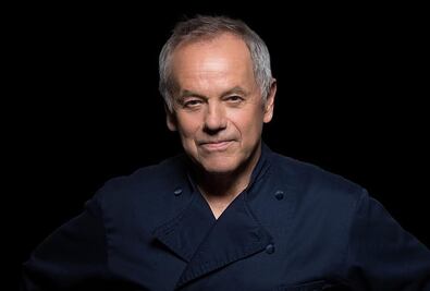 Él es Wolfgang Puck, el chef que preparará la cena en los Oscar 2020