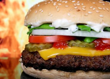 Guardó una hamburguesa por más de 20 años y su descubrimiento se hizo viral