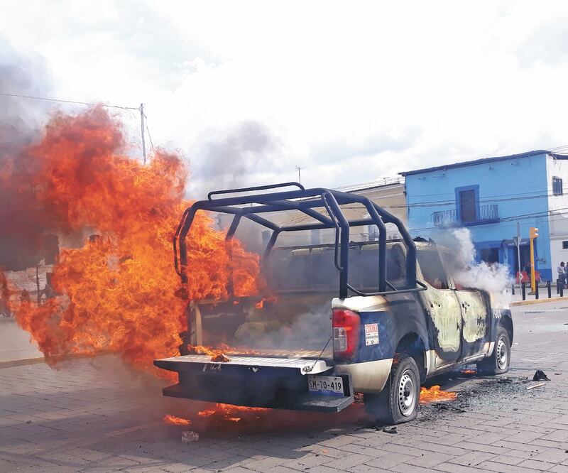 Habitantes de Amozoc quemaron una patrulla en reclamo de que el edil Mario de la Rosa no adquirió equipo de vigilancia para atacar la inseguridad. Foto: OMAR CONTRERAS. EL UNIVERSAL