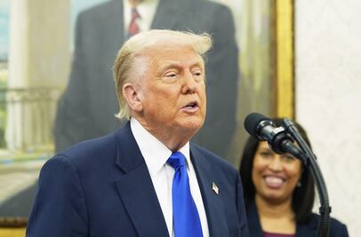 Trump anunciará aranceles a productos farmacéuticos en próximas dos semanas; firma orden para producirlos en EU