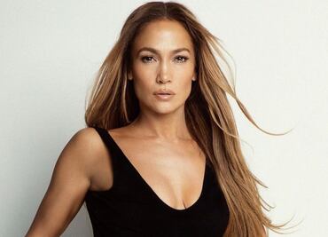 JLo hipnotiza a sus seguidores con traje de escote profundo