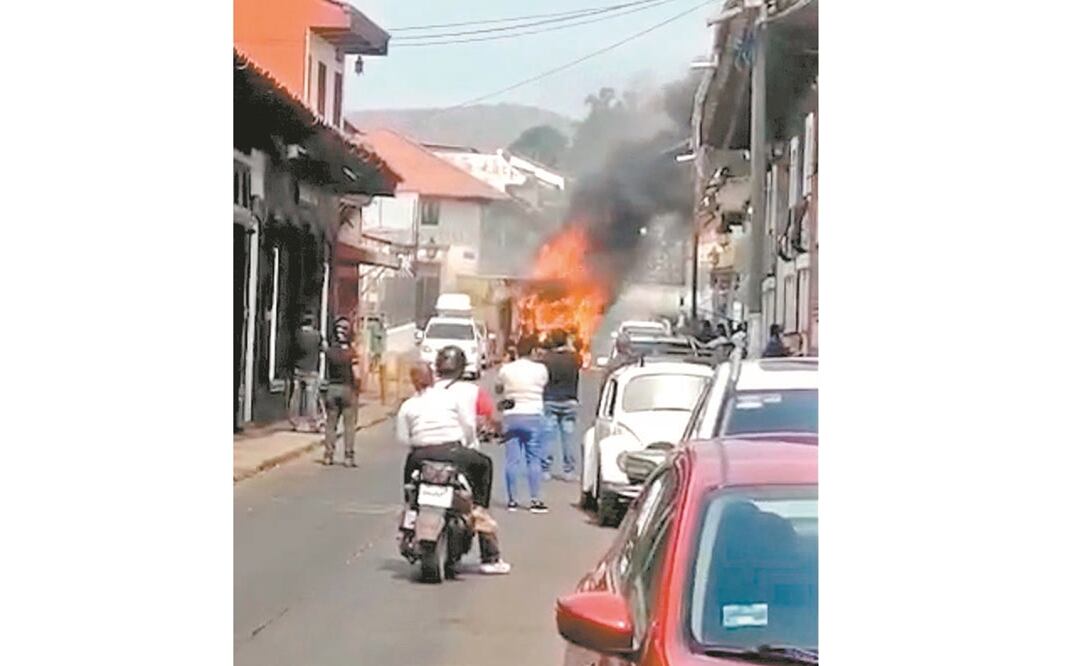 Sujetos armados prendieron fuego a un camión en Uruapan. Foto: ESPECIAL