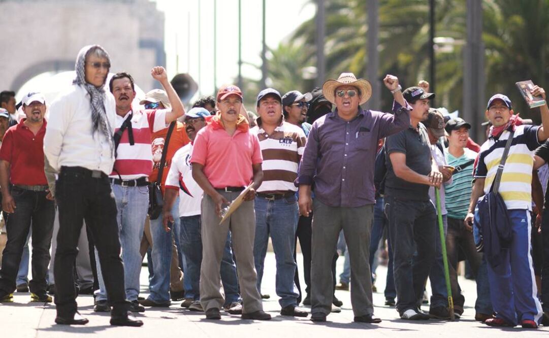 Maestros disidentes ratificaron que realizarán acciones de resistencia a nivel nacional contra la reforma educativa y que mantendrán el plantón en el Monumento a la Revolución