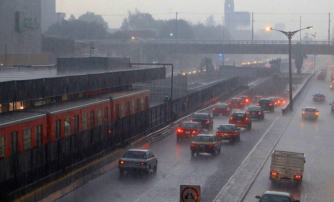 La Secretaría de Protección Civil de la ciudad exhortó a la población a no tirar basura en las coladeras (Fotografía: Especial)