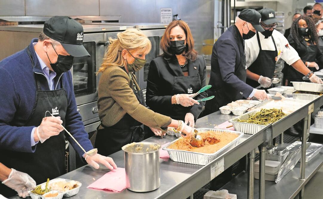 La vicepresidenta Kamala Harris (centro), con la primera dama Jill Biden y el presidente Joe Biden (der), durante un evento para repartir comida, el martes pasado en Washington. Foto: SUSAN WALSH. AP