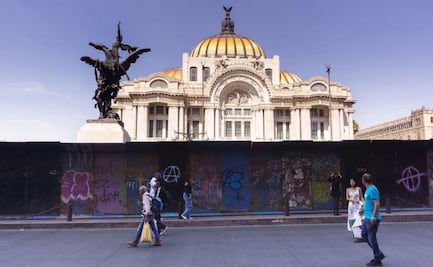 Turistas critican vallas alrededor de Palacio de Bellas Artes; piden alternativas para su protección