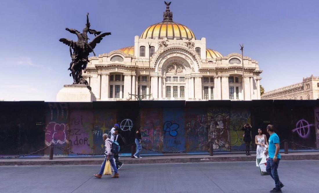 Turistas expresan descontento por vallas alrededor de Palacio de Bellas Artes (09/11/2025). Foto: Osmar Alvarado / EL UNIVERSAL