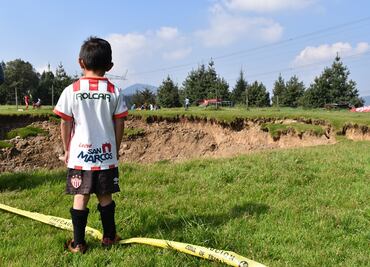 “Parece que cayó un meteorito en nuestra cancha de futbol”