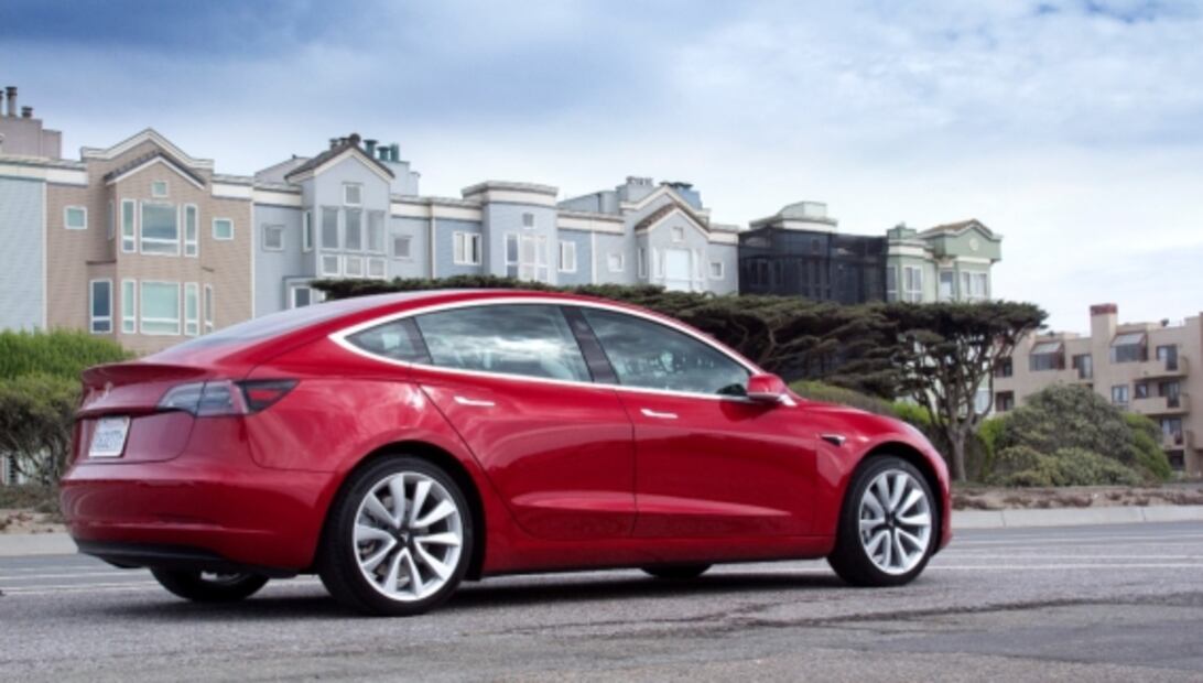 Por qué Tesla es la marca de autos que definió esta década