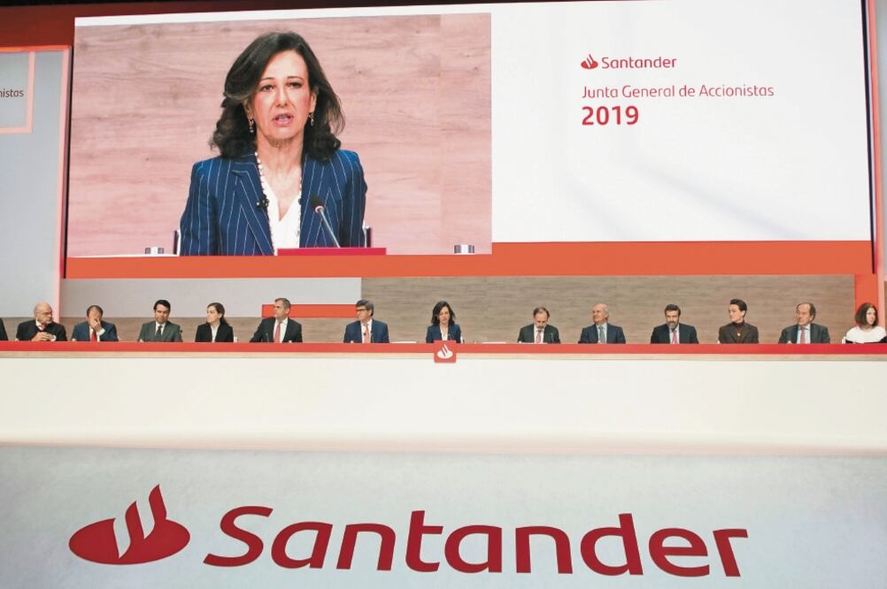 La presidenta del Banco Santander, Ana Botín, en la junta general de accionistas del Banco Santander. La directiva además de anunciar la compra de 25% de su filial mexicana descartó cambios en su estrategia de negocios en el país. Foto: PEDRO PUENTE . EFE