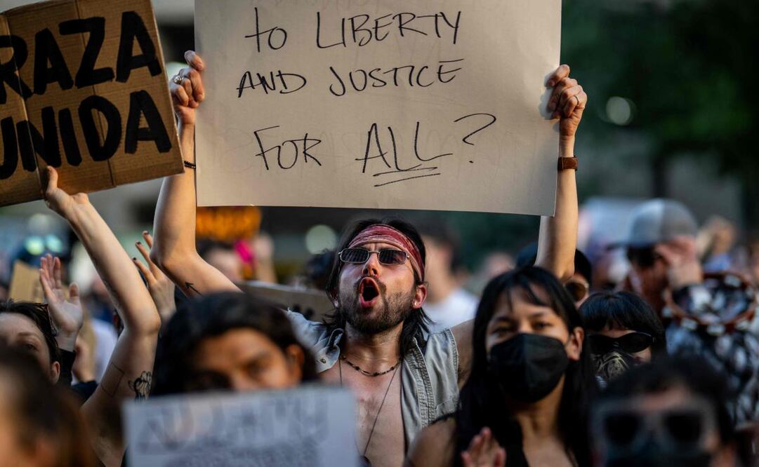 La gente se congrega frente al Edificio Federal J.J. Pickle durante la manifestación "ICE Fuera de Austin" el 9 de junio de 2025 en Austin, Texas. La gente se reunió durante una protesta de emergencia contra las redadas y deportaciones del Servicio de Inmigración y Control de Aduanas (ICE) en Los Ángeles. Se prevén manifestaciones a nivel nacional en solidaridad con Los Ángeles esta semana, mientras el presidente Donald Trump continúa los preparativos para enviar agentes policiales adicionales para apoyar las redadas del ICE en California. Foto: AFP