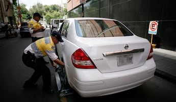 De cuánto es la multa por quitar la "araña" de un auto