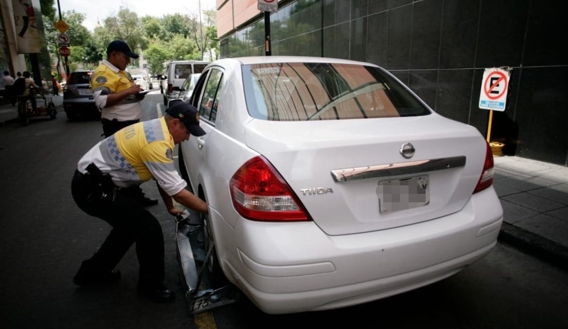 Existen varias razones para que tu auto pueda ser inmovilizado por la araña según el Reglamento de Tránsito de la CDMX. Foto: Archivo El Universal 