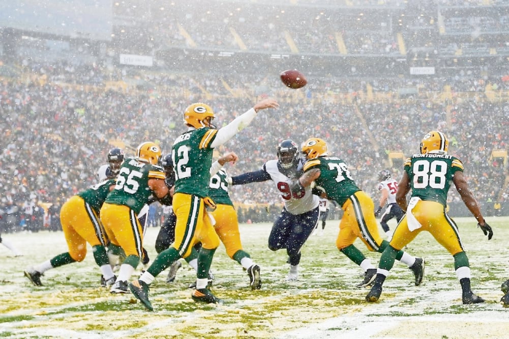 El QB de Green Bay, Aaron Rodgers, consiguió tres pases de anotación (MIKE ROEMER. AP)