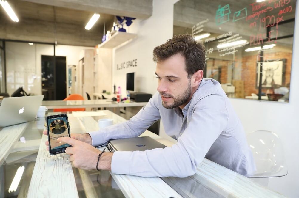 Isaac Philips, cofundador de Pig.gi, asegura que en cuanto se conoció el escándalo con Cambridge Analytica rompieron relaciones comerciales con la empresa británica (GERMÁN ESPINOSA. EL UNIVERSAL)