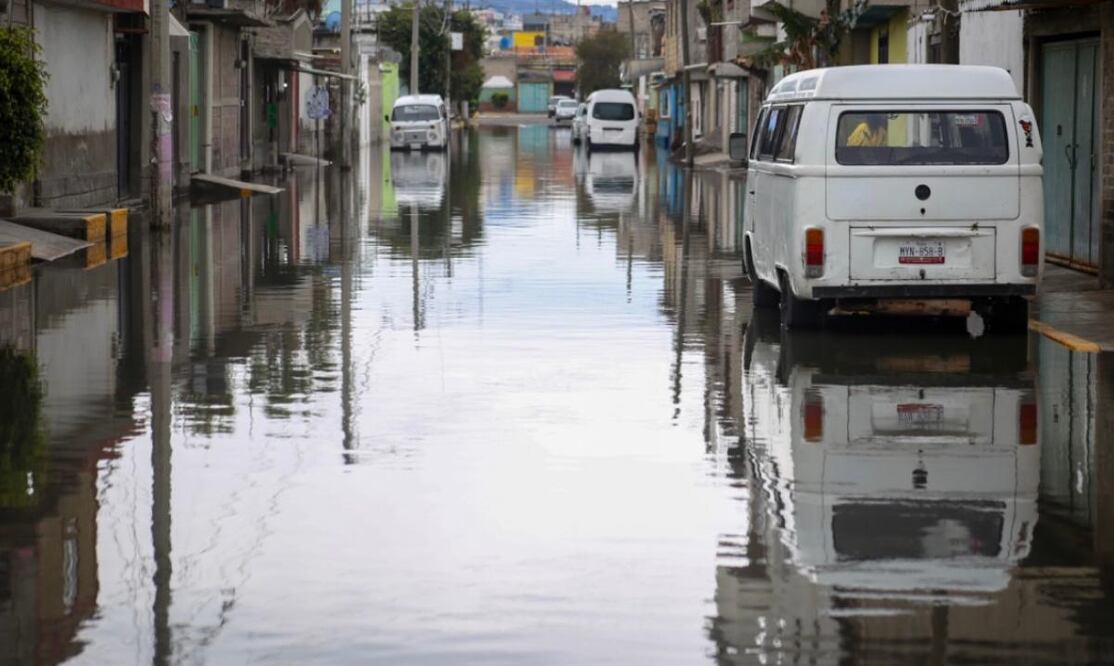 La lluvia inundó ocho calles y algunas viviendas de las colonias Culturas de México. Foto Luis Camacho