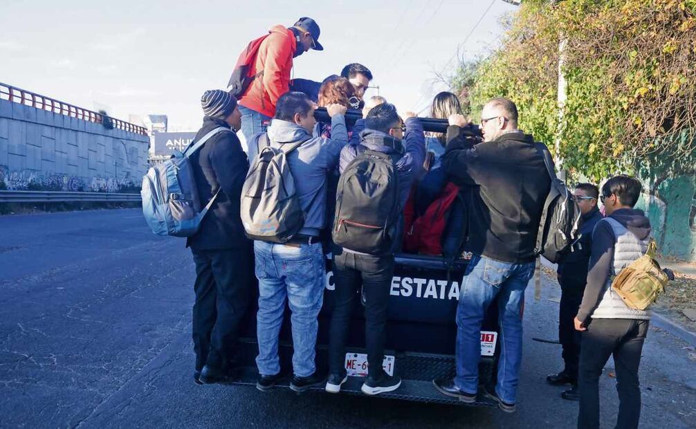 Cientos de personas fueron apoyadas por vehículos particulares y oficiales
para llegar a su destino, luego del bloqueo de autopista México-Pachuca. Foto: Francisco Rodríguez / EL UNIVERSAL