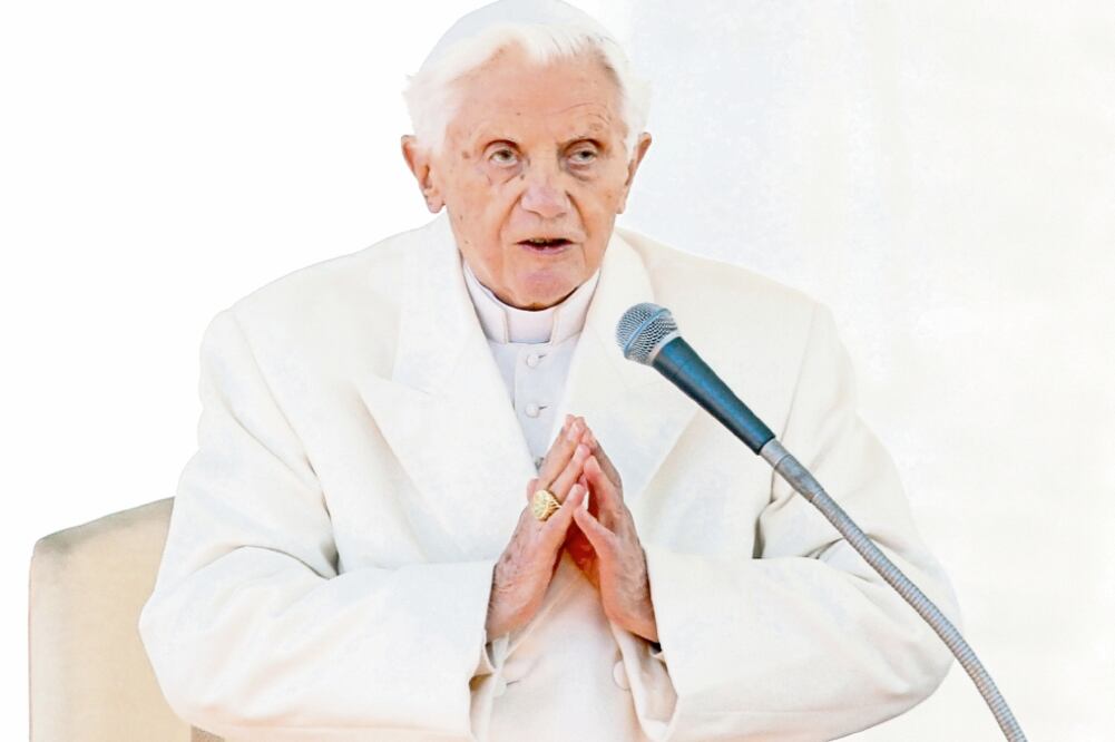 Líder religioso. El Papa emérito Benedicto XVI, en febrero de 2013, en el Vaticano. Ayer publicó un ensayo en Klerusblatt . / ALESSANDRO BIANCHI. REUTERS