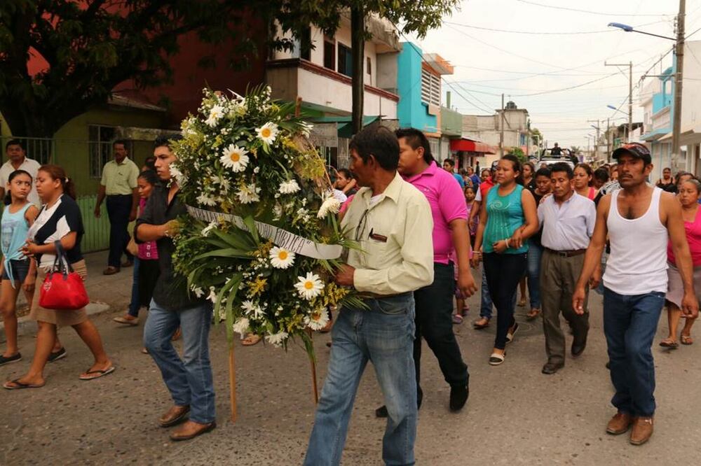 Familiares despidieron a policías muertos en Villahermosa. Foto: Luma López/EL UNIVERSAL