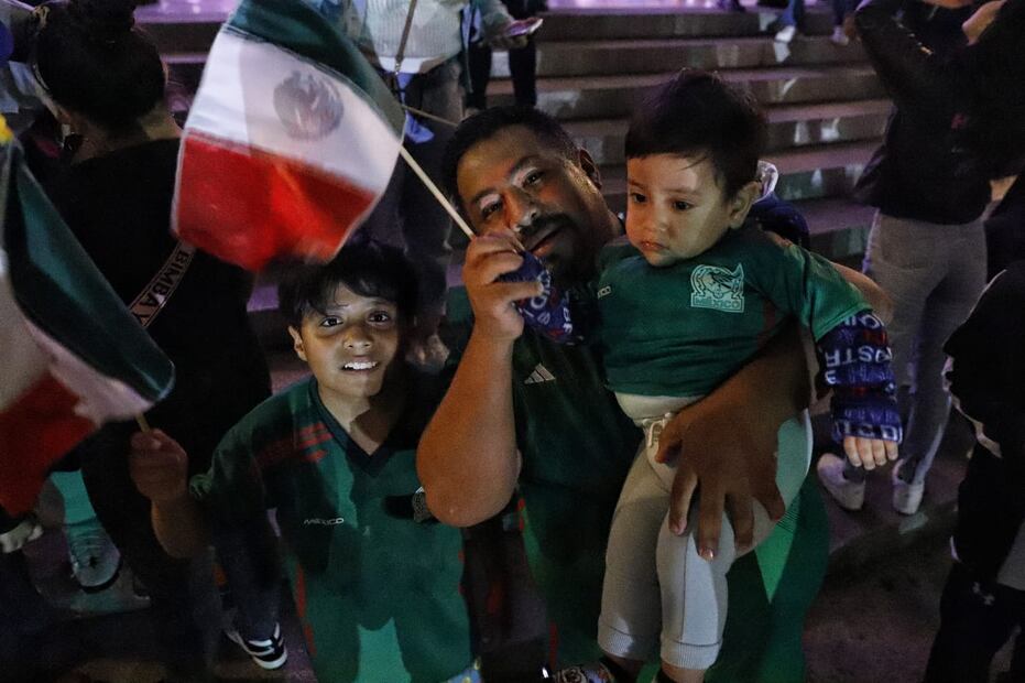 Aficionados mexicanos asisten al Ángel de la Independencia a festejar la Copa Oro / Foto: Fernanda Rojas - EL UNIVERSAL