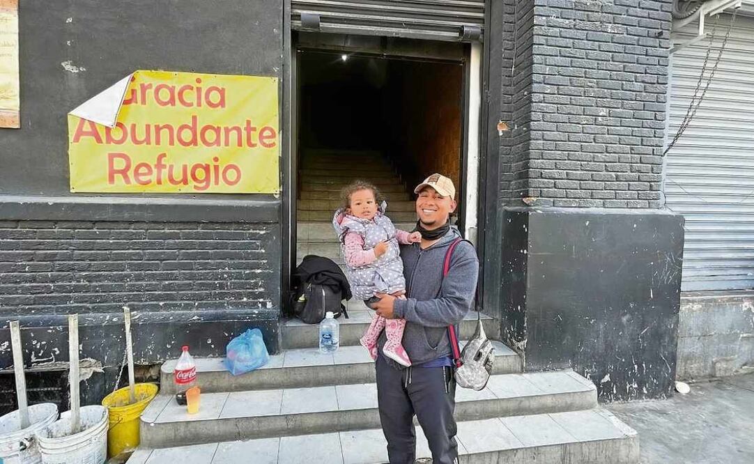 Efraín, migrante colombiano, esperará para escuchar el mensaje que dará hoy Trump 20 de enero. Foto: Paola Gamboa / EL UNIVERSAL