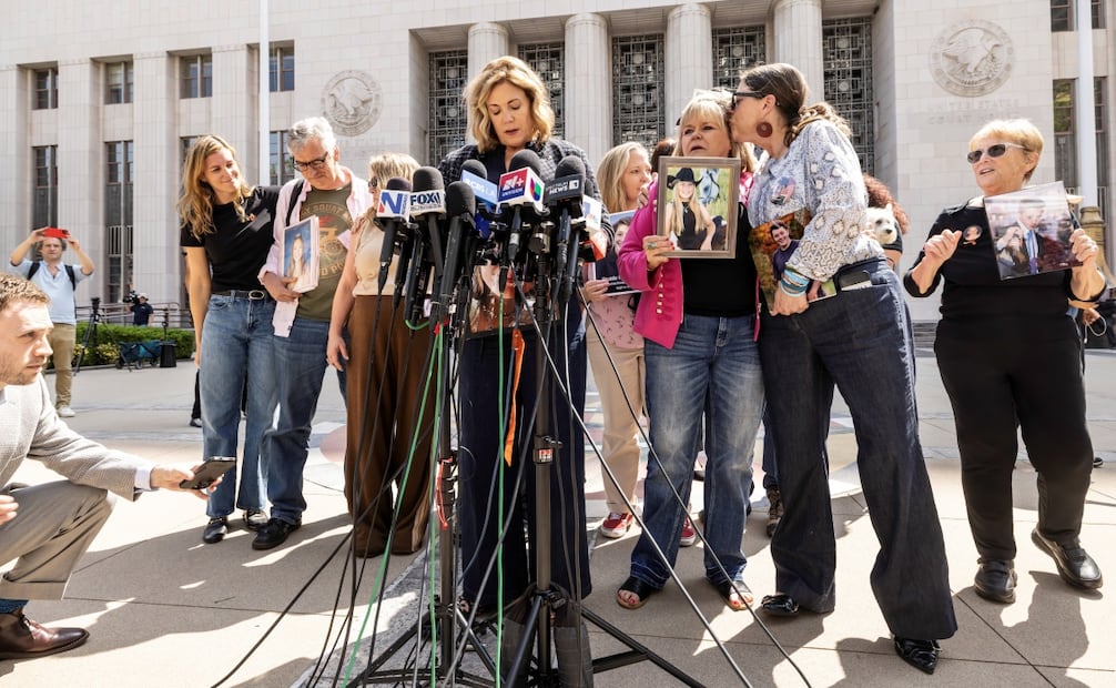 Familiares celebran fallo de Meta y Youtube. (25/03/2026) Foto: EFE