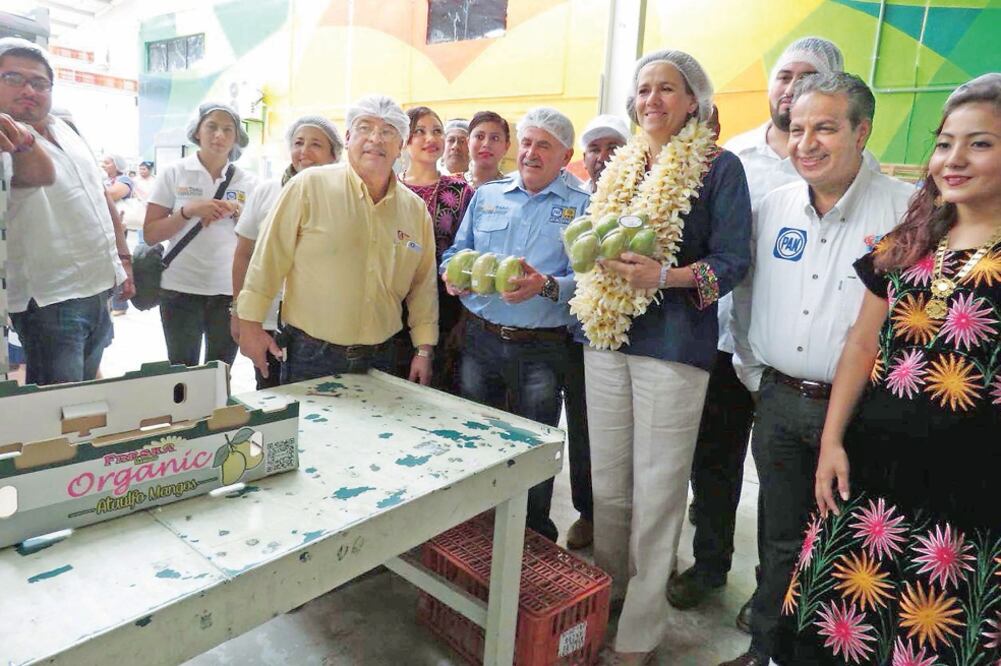 El candidato de la coalición PRD-PAN a la gubernatura, Estefan Garfias, con la lideresa del PAN, Margarita Zavala, en la sede de Grupo Empresarial Palenque (ESPECIAL)