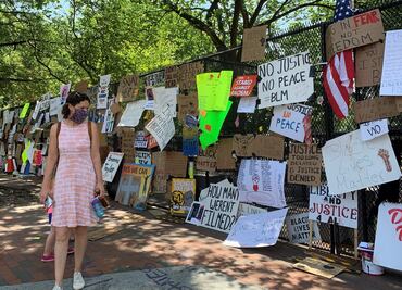 Museos de EU preservarán carteles del "muro" de la Casa Blanca