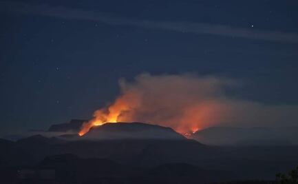 Combaten incendio forestal en área natural protegida de Sinaloa