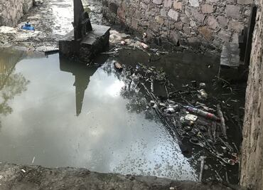 Encuentran cuerpo calcinado junto a canal de aguas negras en Ecatepec