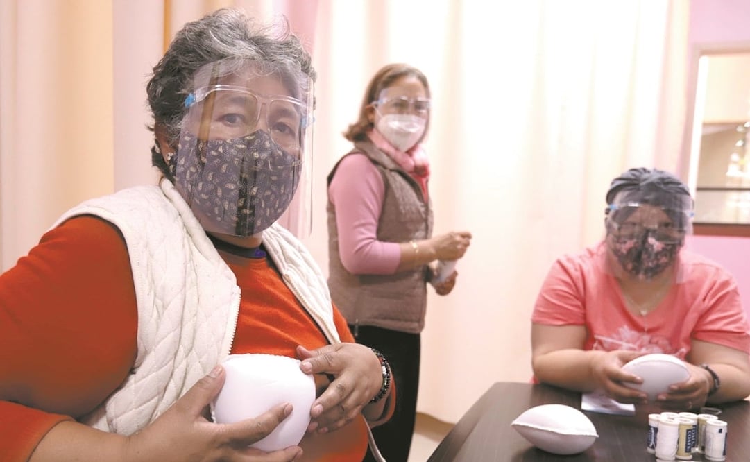 Las participantes, entre ellas exmilitares, muestran sus prótesis que ellas mismas fabricaron en el Hospital Militar de Especialidades de la Mujer y Neonatología. Foto: Berenice Fregoso. El Universal