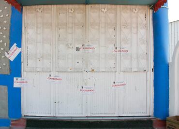 Tables violan sellos de clausura