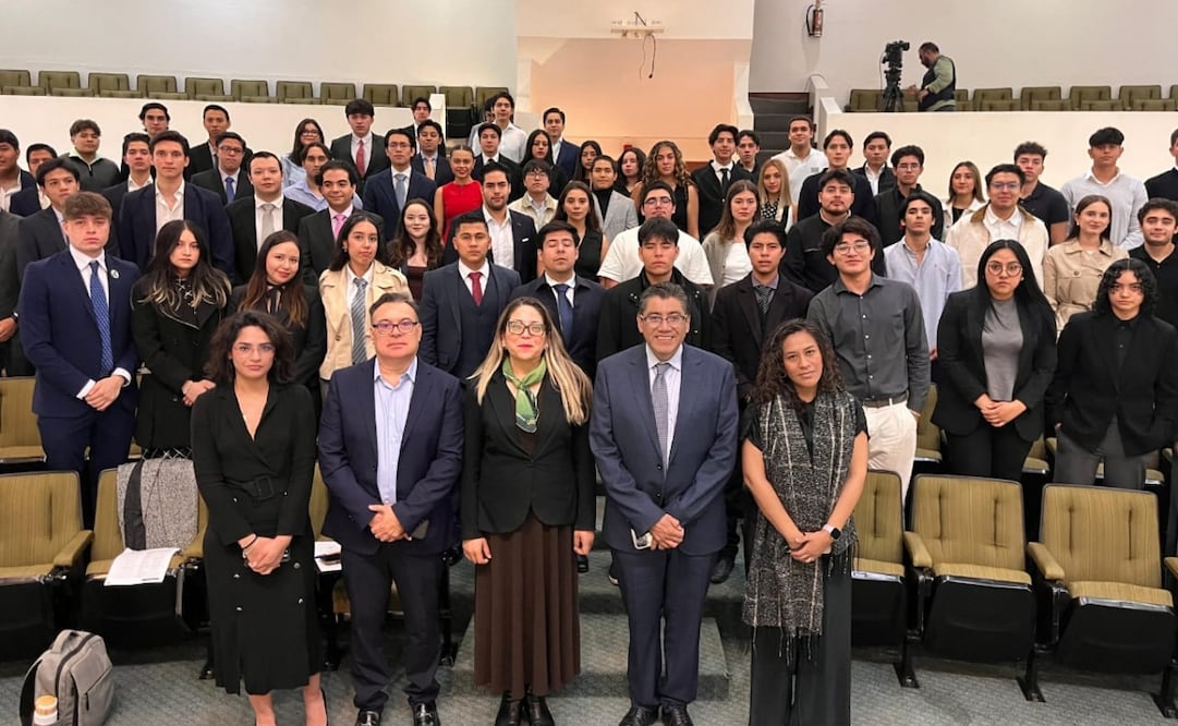 Participa hijo menor de AMLO en parlamento juvenil en el Senado; evento fue promovido por Morena. Foto: Especial