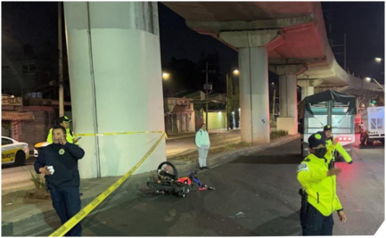 Tres personas que viajaban en motocicleta fueron impactados por un vehículo en Tláhuac; hay dos muertos