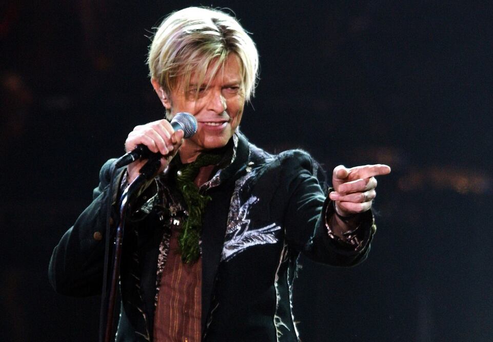 David Bowie en un concierto que ofreció en Hamburgo, Alemania, en 2003. 
Foto: EFE / Maurizio Gambarini