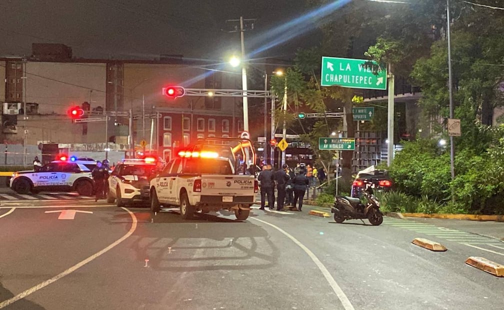 Autoridades capitalinas realizan el peritaje de la pareja asesinada en Reforma. Foto: Valente Rosas / EL UNIVERSAL