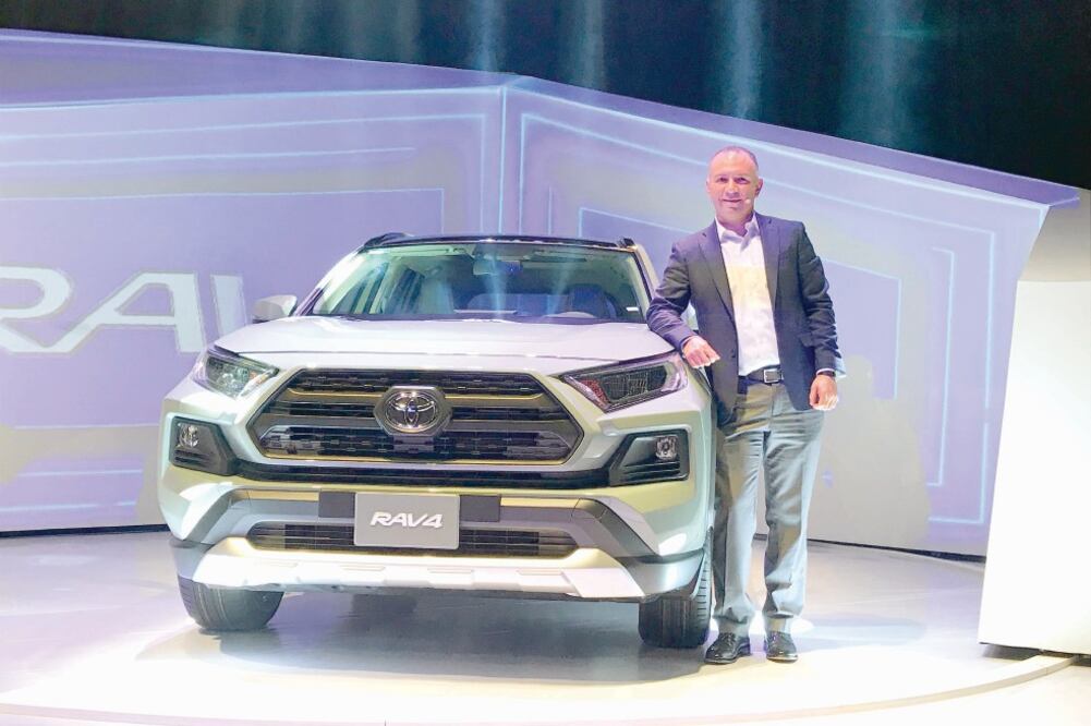 Toyota presentó la quinta generación de la RAV4. La firma japonesa espera comercializar 15 mil autos híbridos en México durante este año. Foto: TLÁLOC PUGA. EL UNIVERSAL