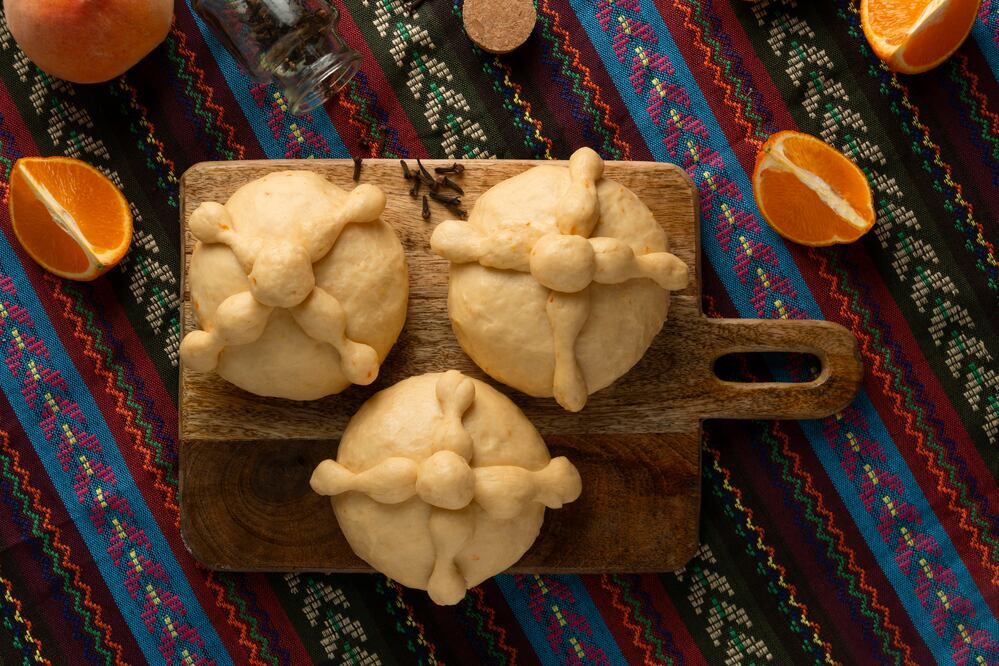 El pan de muerto conserva su sabor clásico gracias a ingredientes que evocan memoria y tradición. Foto: Freepik