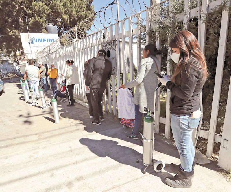 En el Valle de Toluca los familiares con pacientes Covid-19 llegan a formarse afuera de negocios que rellenan los tanques de oxígeno. Algunos esperan su turno desde las 5:00 horas y se retiran hasta el mediodía. Foto: JORGE ALVARADO. EL UNIVERSAL