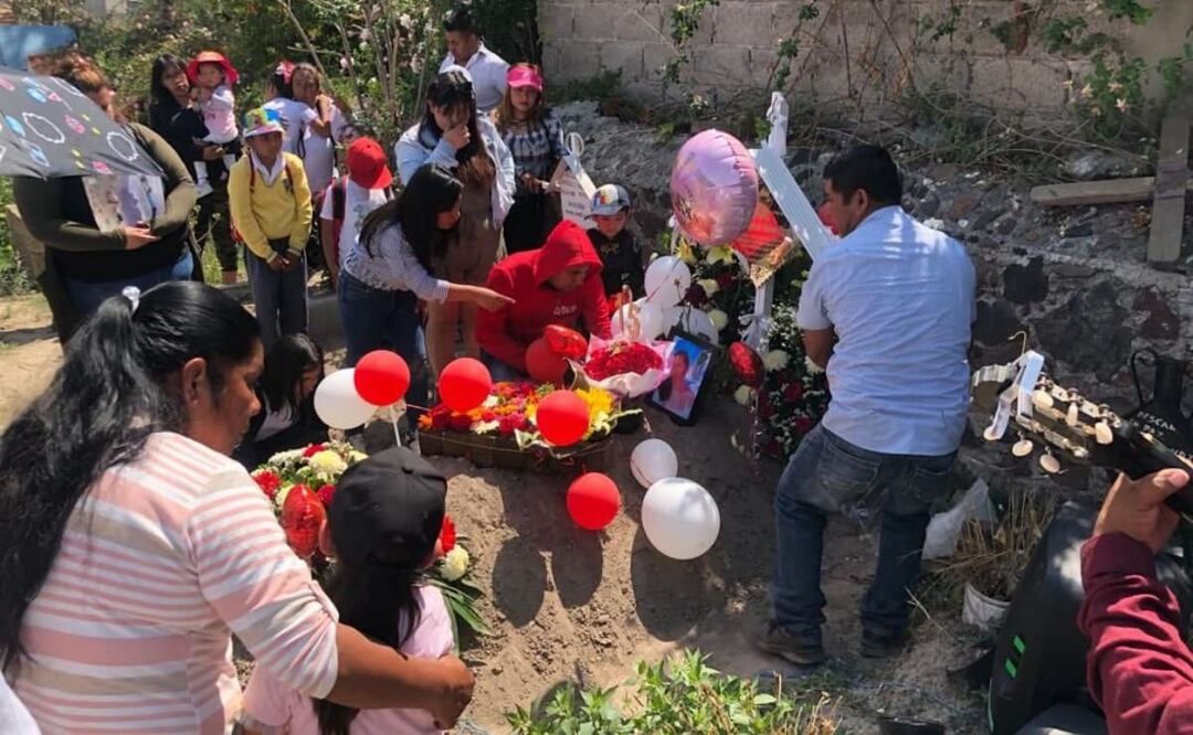Decenas de compañeros observaron la riña y ninguno intervino para separarlas. Foto: Especial