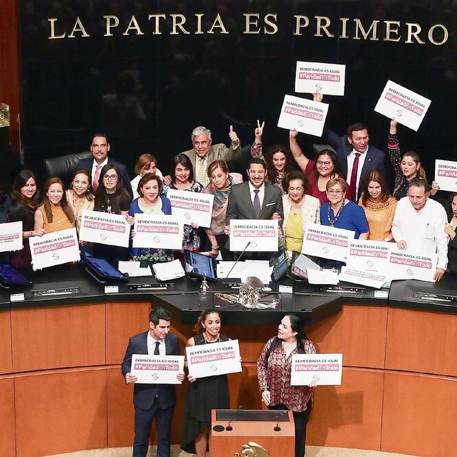 Todas las bancadas mostraron el mismo cartel alusivo a la reforma constitucional —“Democracia es igual #ParidadEnTodo”— y sólo hubo posicionamientos a favor de las modificaciones constitucionales. DIEGO SIMÓN. EL UNIVERSAL