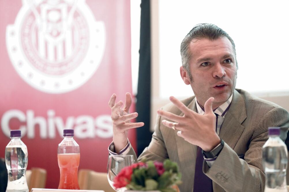 José Luis Higuera, director general del Grupo Omnilife-Chivas, reconoció que se registran entre 20 y 30 transmisiones ilegales por cada partido, y se ha entrado en contacto con Facebook para desactivar esas páginas (ALEJANDRA LEYVA. EL UNIVERSAL)