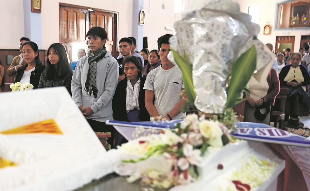 Familiares en el funeral de José Yucra, de 20 años, quien fue asesinado durante las protestas en Ayacucho contra la nueva presidenta, Dina Boluarte. Foto: Hugo Curotto / AP