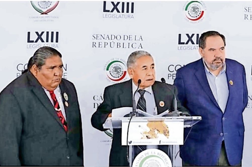 Edward D. Manuel (centro), presidente del gobierno de la tribu tohono o’odham, pedirá que el gobierno mexicano reconozca a esa etnia. (ESPECIAL)