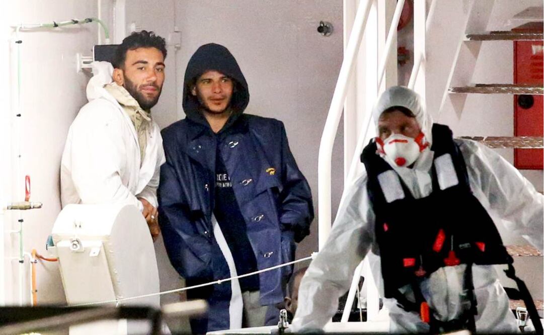 El capitán (izq.) fue arrestado como sospechoso de homicidio múltiple y tráfico de personas junto a su segundo a bordo, el sirio de 25 años Mahmud Bikhit (centro) (Foto: Reuters)